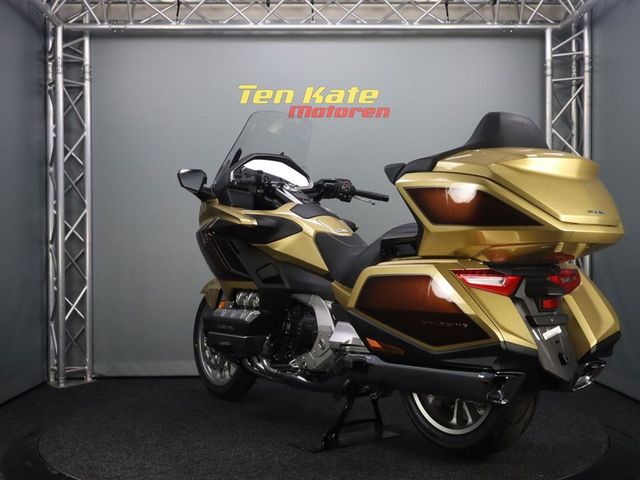 honda - gl-1800-goldwing-touring-deluxe