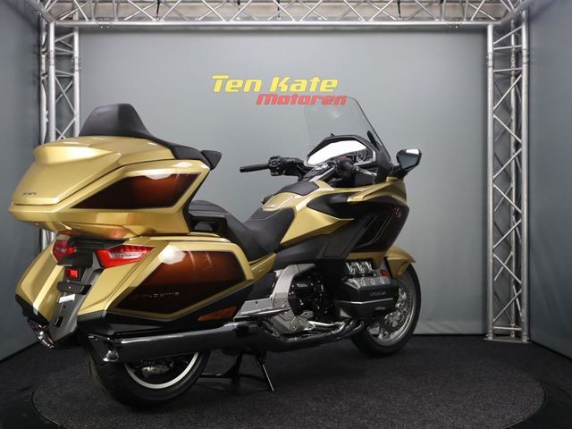 honda - gl-1800-goldwing-touring-deluxe