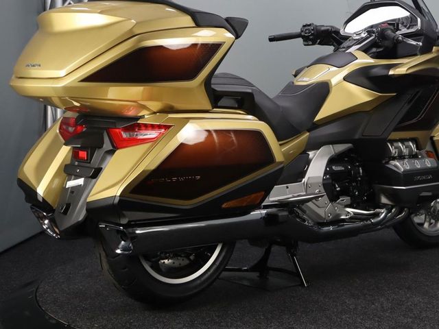 honda - gl-1800-goldwing-touring-deluxe