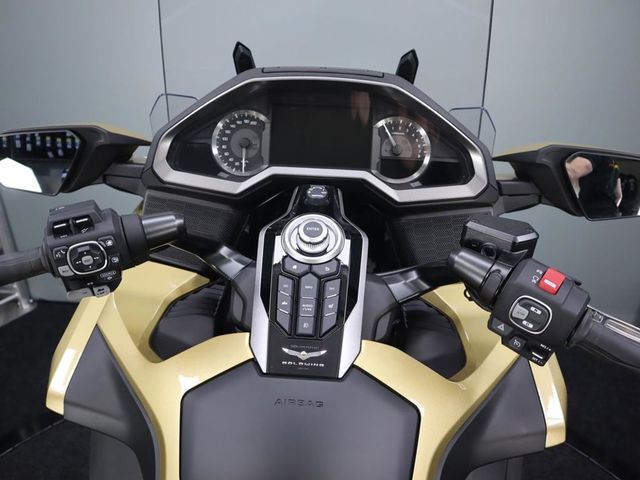 honda - gl-1800-goldwing-touring-deluxe