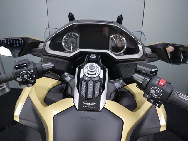 honda - gl-1800-goldwing-touring-deluxe