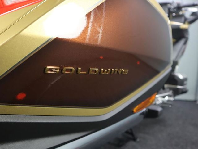 honda - gl-1800-goldwing-touring-deluxe