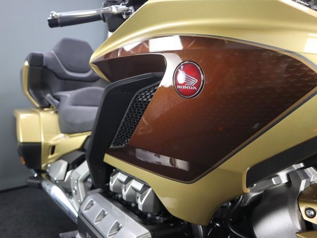 honda - gl-1800-goldwing-touring-deluxe