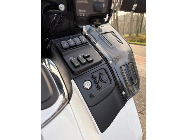 honda - gl-1800-goldwing-c-abs