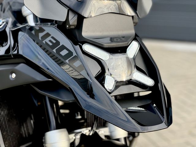 bmw - r-1300-gs-triple-black