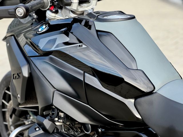 bmw - r-1300-gs-triple-black