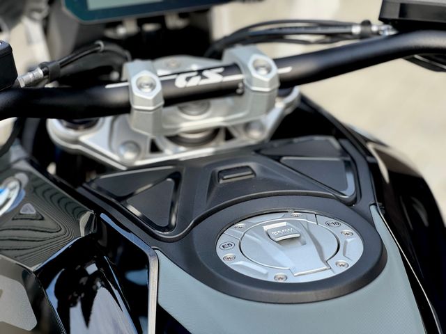 bmw - r-1300-gs-triple-black