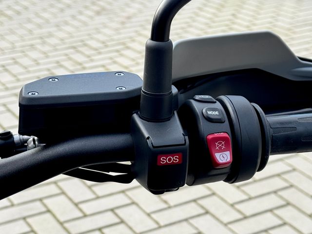 bmw - r-1300-gs-triple-black