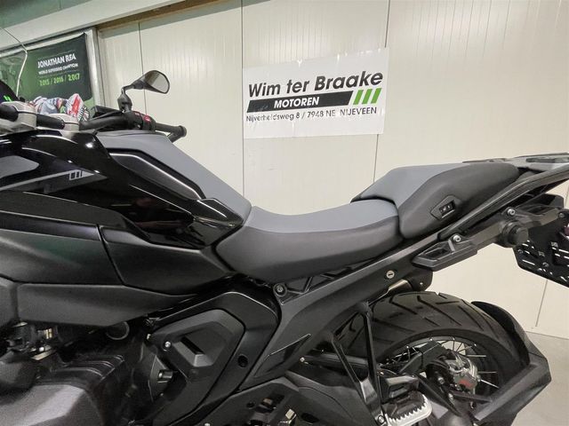 bmw - r-1300-gs-triple-black