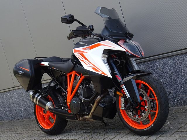 ktm - 1290-super-duke-gt