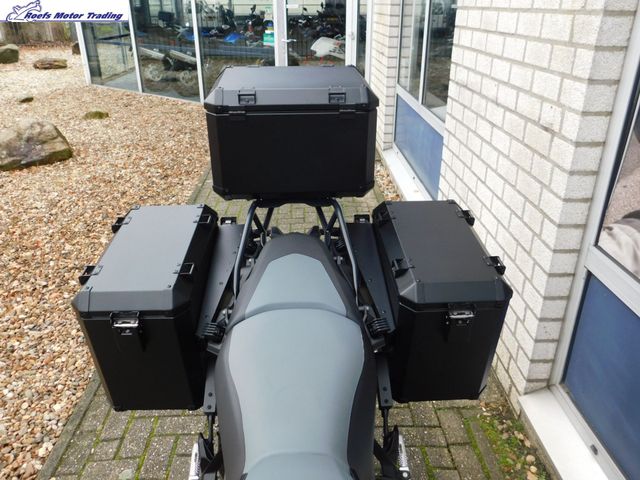 bmw - r-1300-gs-triple-black