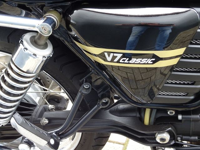moto-guzzi - v-7-classic