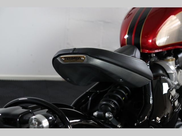 triumph - bonneville-bobber-goldline