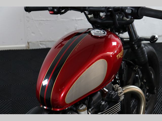 triumph - bonneville-bobber-goldline