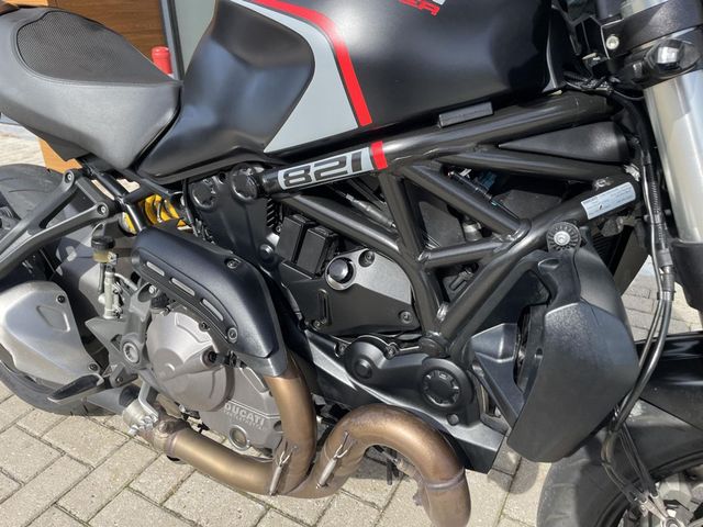 ducati - monster-821-stealth
