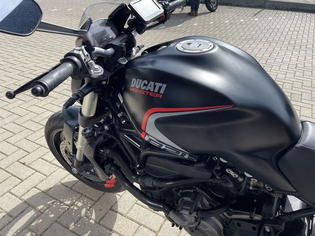 ducati - monster-821-stealth
