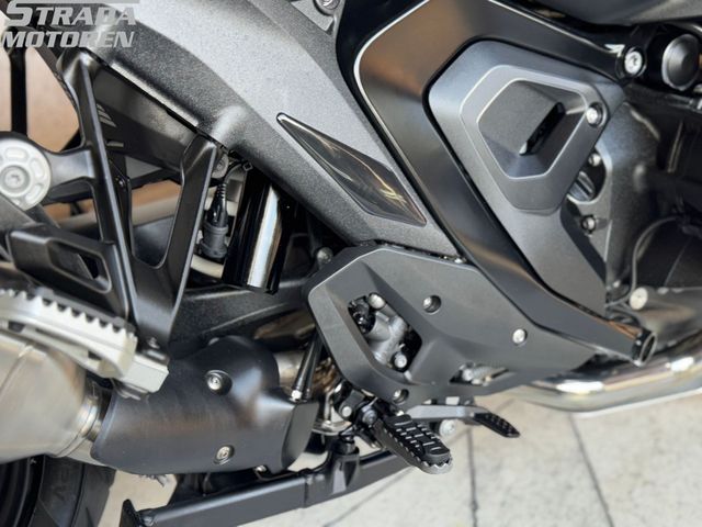 bmw - r-1300-gs-triple-black