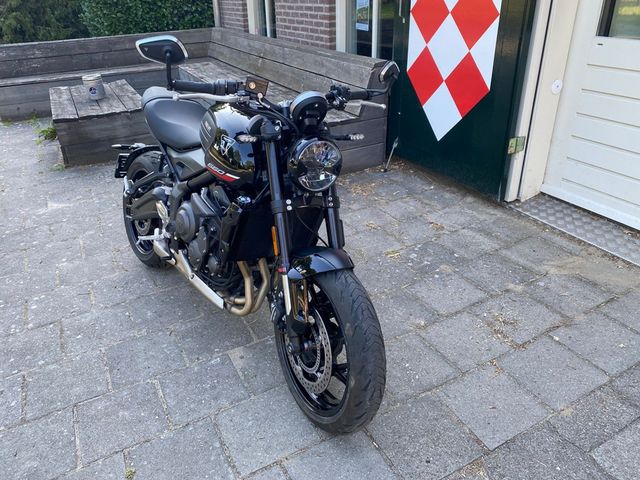 triumph - trident-660