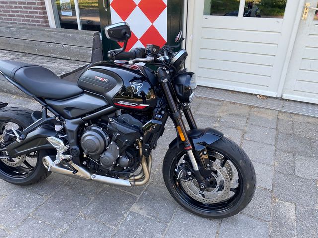 triumph - trident-660
