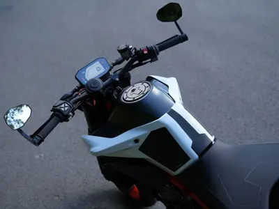 KTM 890 DUKE R – foto 3