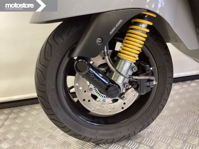 vespa - gts-super-tech-300