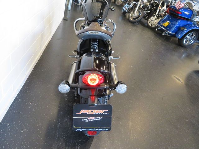 triumph - bonneville-bobber