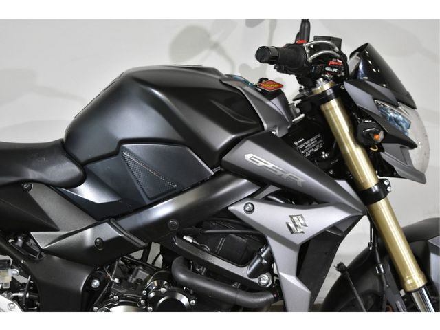 suzuki - gsr-750-a-street-extreme