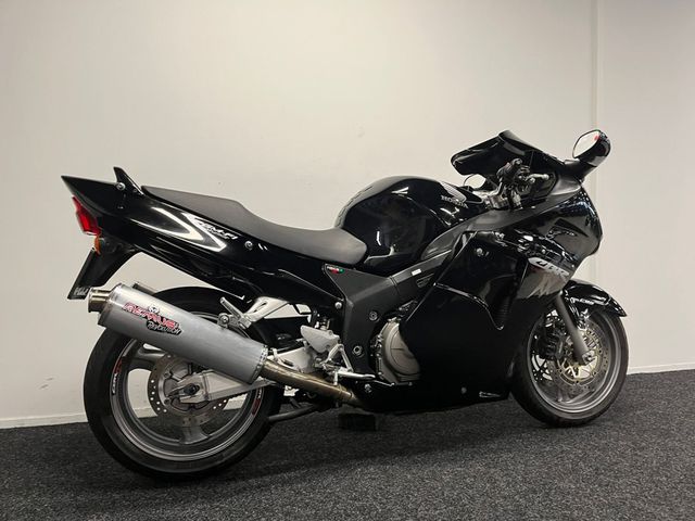 honda - cbr-1100--xx-super-blackbird