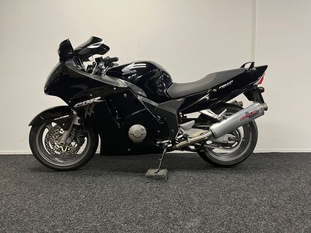 honda - cbr-1100--xx-super-blackbird