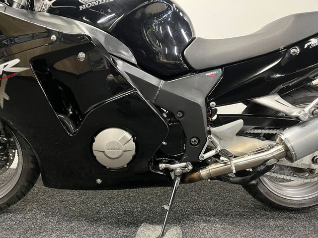 honda - cbr-1100--xx-super-blackbird