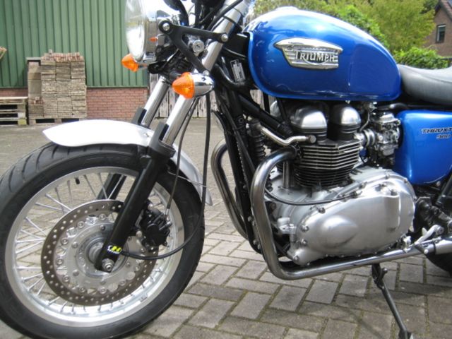 triumph - thruxton-900