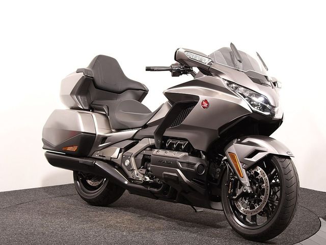 honda - gl-1800-goldwing-touring-deluxe