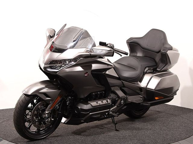 honda - gl-1800-goldwing-touring-deluxe