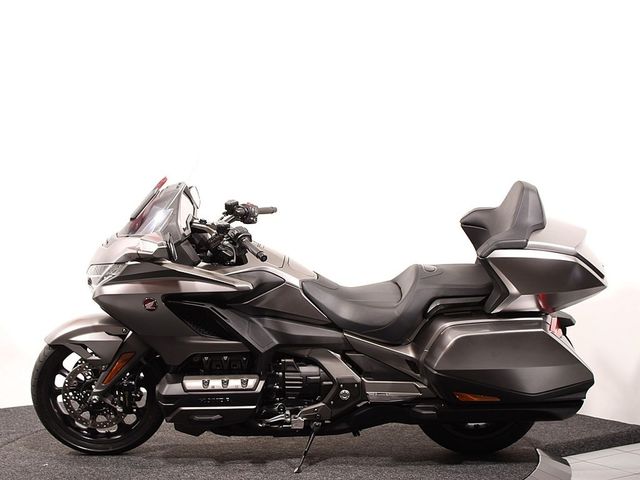 honda - gl-1800-goldwing-touring-deluxe