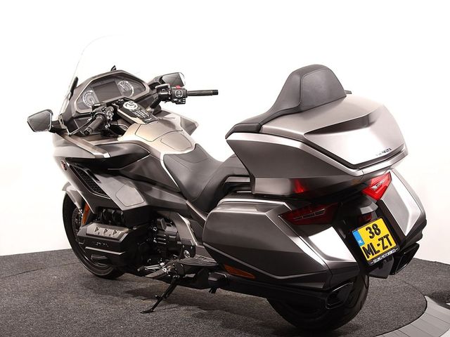 honda - gl-1800-goldwing-touring-deluxe