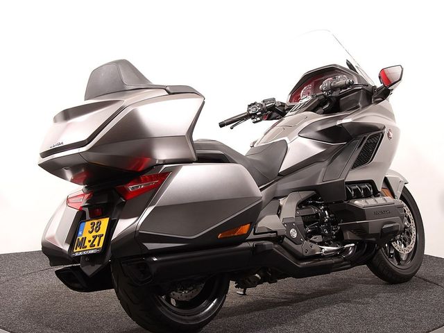 honda - gl-1800-goldwing-touring-deluxe