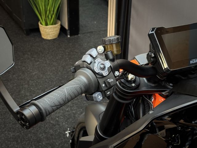 ktm - 1290-super-duke-r