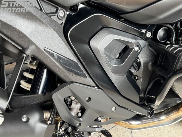bmw - r-1300-gs-triple-black