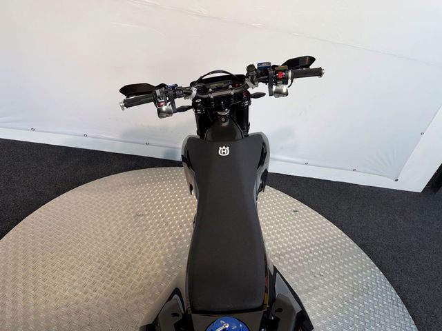 husqvarna - 701-supermoto