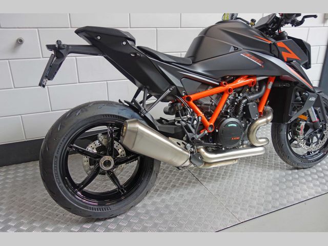 ktm - 1390-super-duke-r
