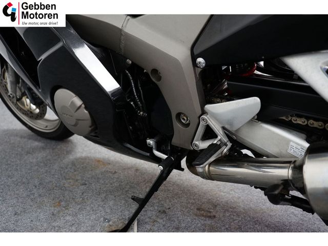 honda - cbr-1100--xx-super-blackbird