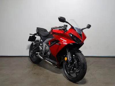 TRIUMPH DAYTONA 660 – foto 2