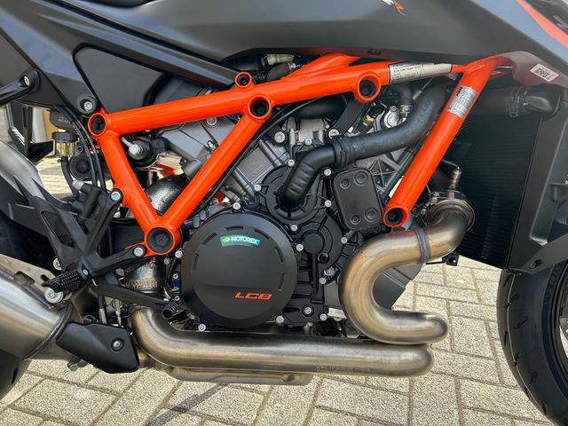 ktm - 1390-super-duke-r-evo