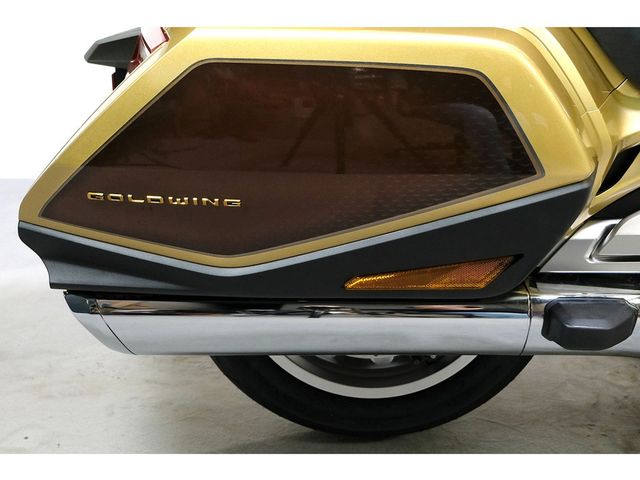 honda - gl-1800-goldwing-touring-deluxe