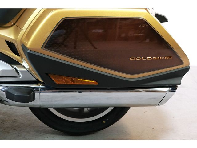 honda - gl-1800-goldwing-touring-deluxe