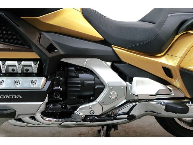 honda - gl-1800-goldwing-touring-deluxe