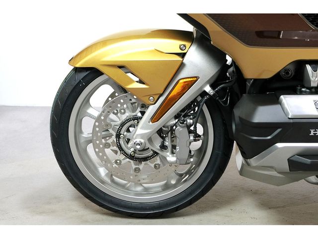 honda - gl-1800-goldwing-touring-deluxe