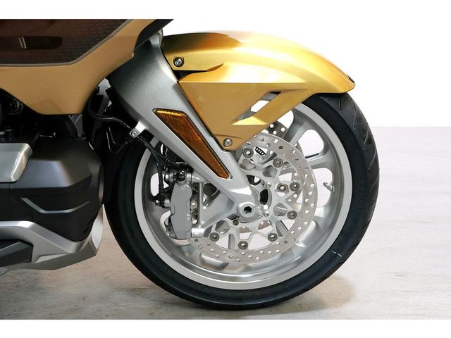 honda - gl-1800-goldwing-touring-deluxe