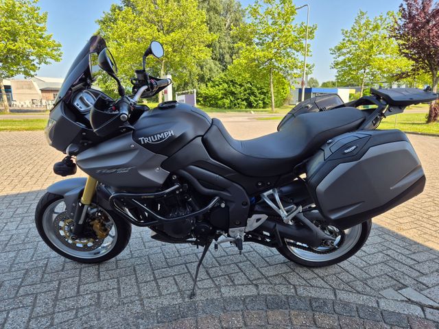 triumph - tiger-1050