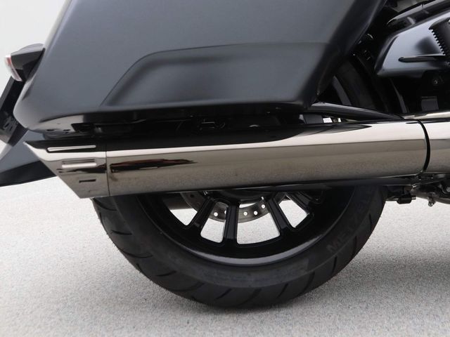bmw - r-18-rocktane